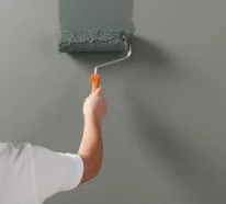 Wandfarbe Beton – wie kann man eine Betonwand streichen?