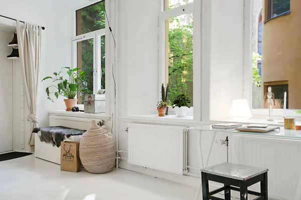wohnung skandinavisch einrichten häusliches arbeitszimmer fensterbank zimmerpflanzen