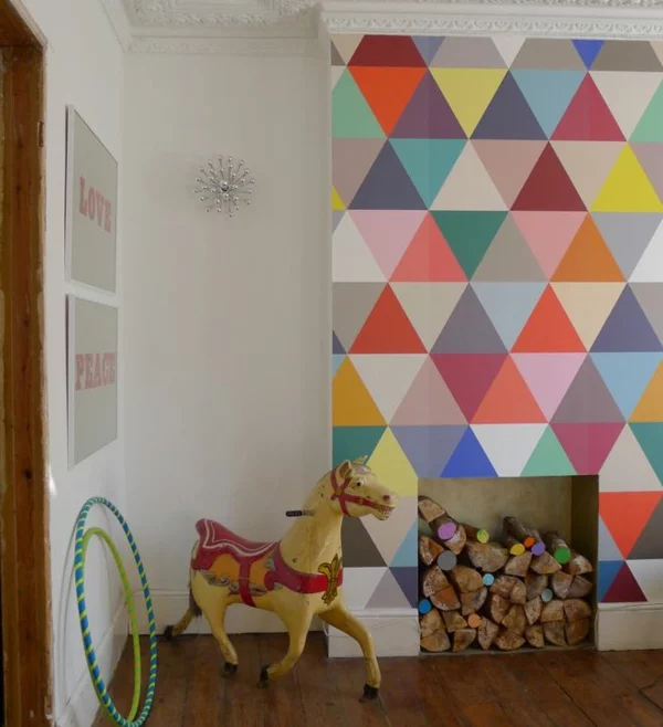 wohnzimmer wandgestaltung ideen tapetenmuster geometrische formen farbige dreiecken