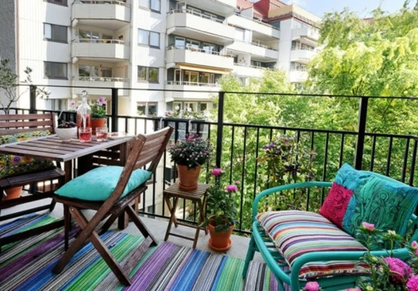 balkon bepflanzen türkis kissen sofa