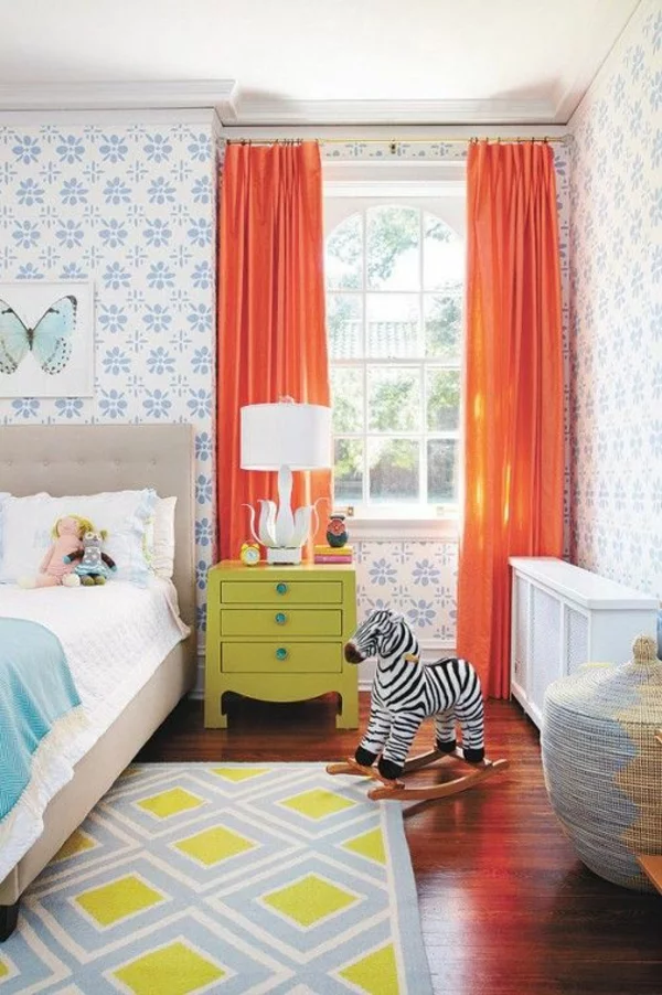 Kinderzimmer Gardinen orange teppich nachttisch lampe