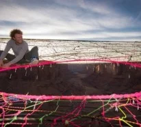 Draufgänger entwerfen ein handgewebtes Spiderman Spinnennetz über einer Schlucht