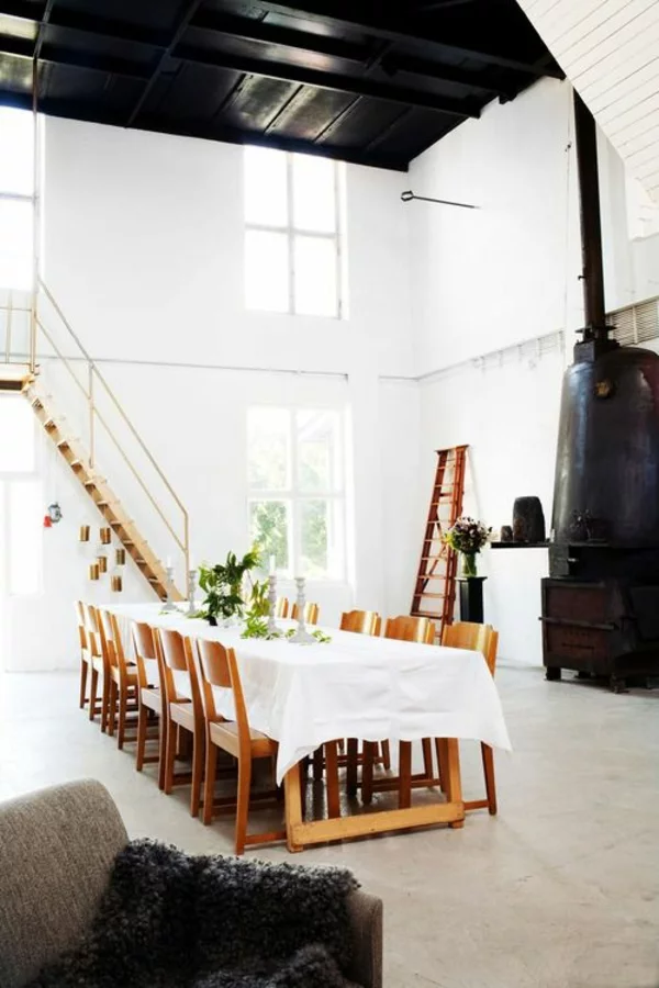 echtholzmöbel esszimmer landhausstil rustikaler esstisch weiße tischdecke