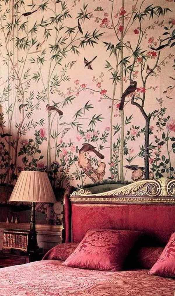 englische tapetenmuster rosa wandfarben schlafzimmer