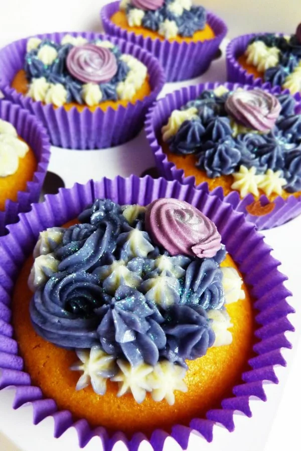 herzhafte cupcakes lila blumen
