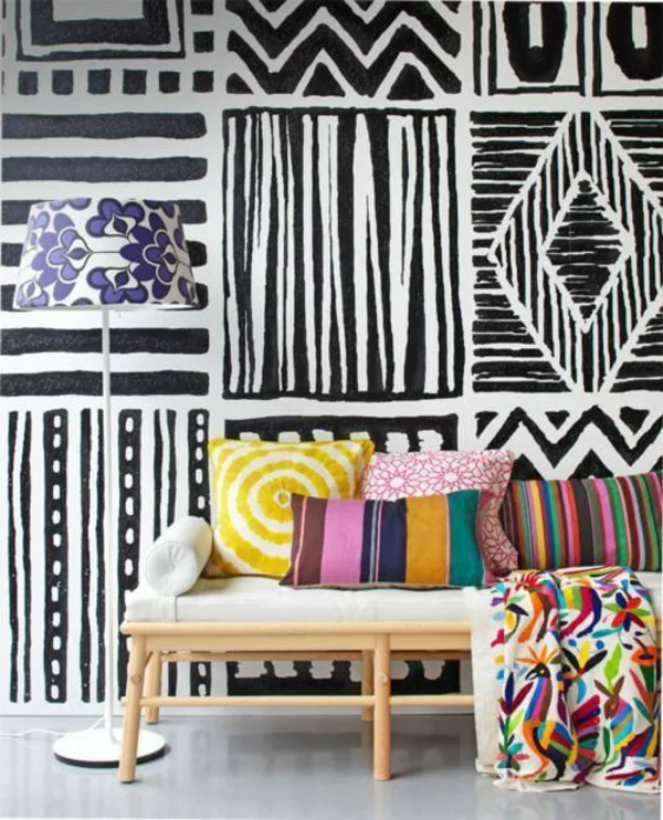 mustertapete geometrisch schwarz weiß tapeten sofa