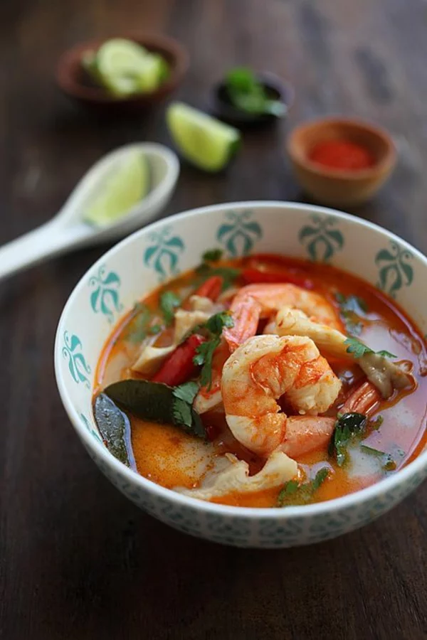 reisen nach thailand rundreise essen suppe mit schrimps
