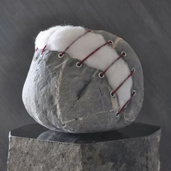 steinskulpturenball genäht
