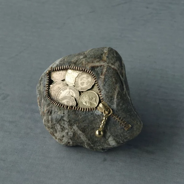 stein skulpturen geldbeutel münzen