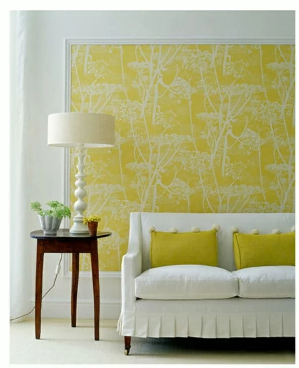tapeten muster gelb wandfarben sofa