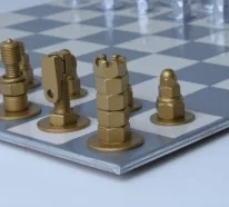 Originelle DIY Schachfiguren aus Schrauben, Muttern und Bolzen