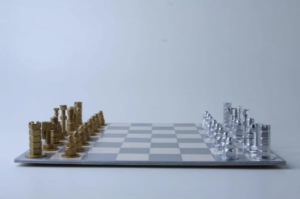 schachfiguren schachbrett silber gold