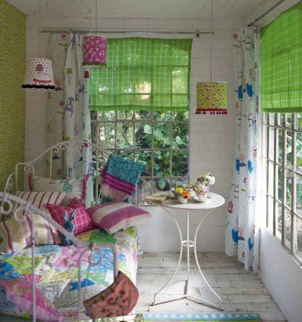 schöne dekoideen schlafzimmer farbige bettwäsche tapete gardinen