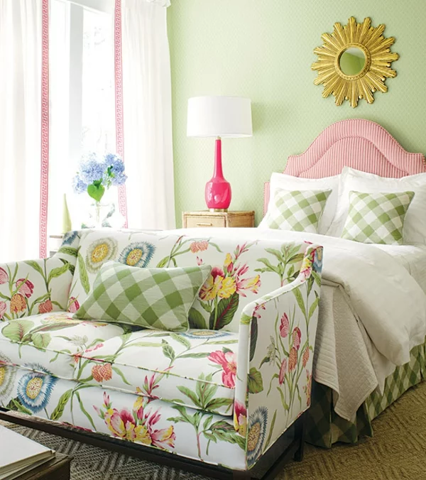 typisch frühling schlafzimmer sofa florale elemente