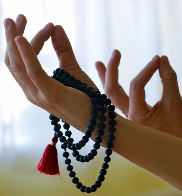 Mantra singen wirkung indische kultur einfluss mala yoga