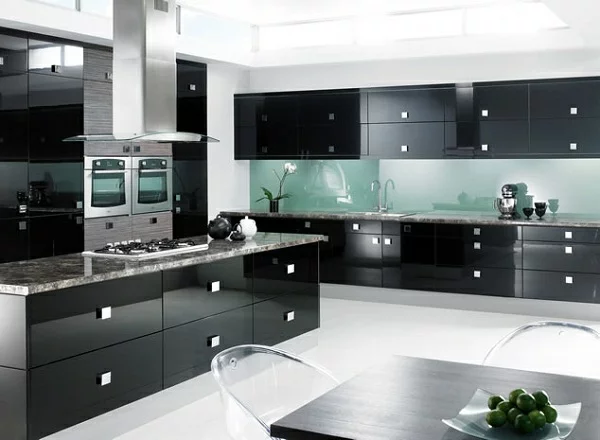 kücheneinrichtung küchenschränke schwarze spiegeloberfläche