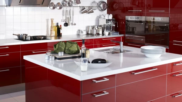 kücheneinrichtung rotes design stilvoll weiße arbeitsplatte
