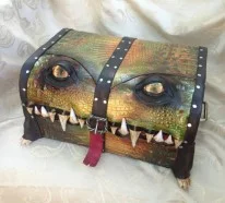 Außergewöhnliche Ledertaschen und -koffer mit Zähnen und Augen