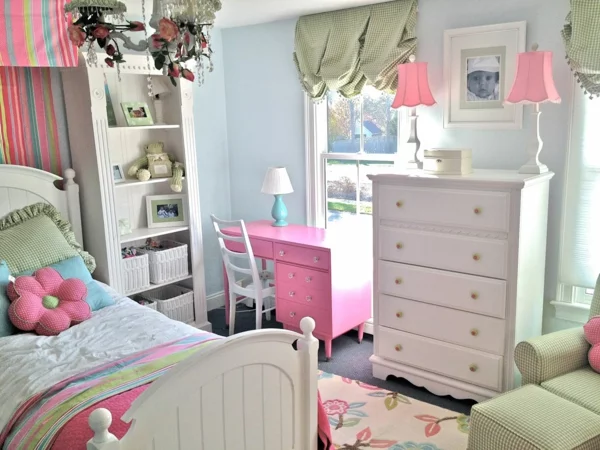 schlafzimmer einrichten farbiger teppich rosa schminktisch