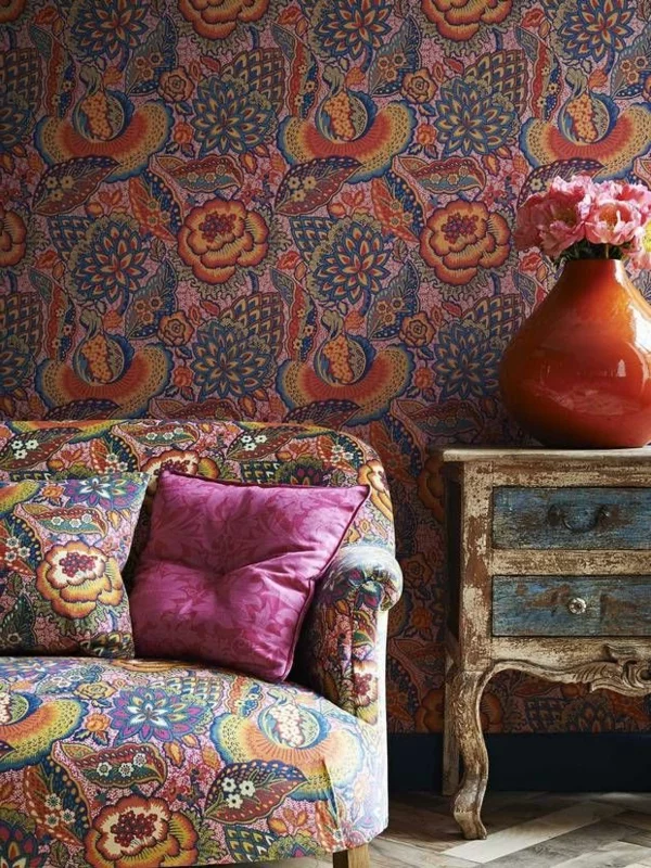tapete mit muster wohnzimmer florale motive sofa dekokissen