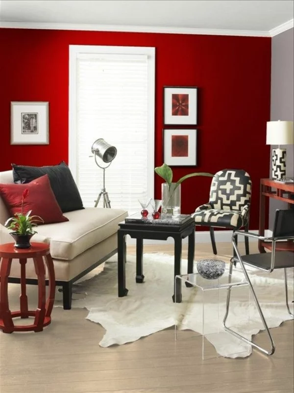 wand ideen kleines wohnzimmer rote wandfarbe weißer fellteppich