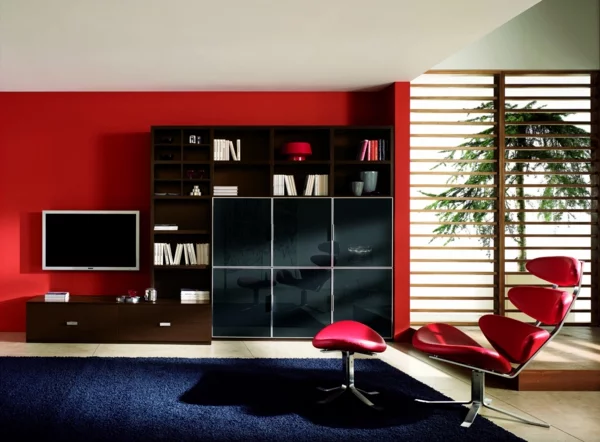 wand ideen wohnzimmer rote wandafarbe dunkelblauer teppich