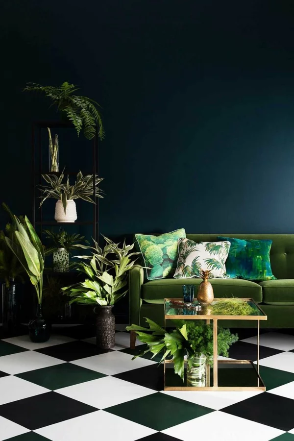 wanddesign dunkelgrüne wandfarbe grünes sofa pflanzen