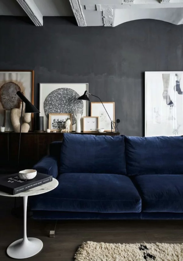 wanddesign ideen grau wohnzimmer blaues sofa