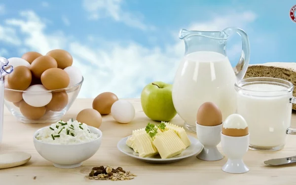 gesunde frühstücksideen gekochte eier käse milch