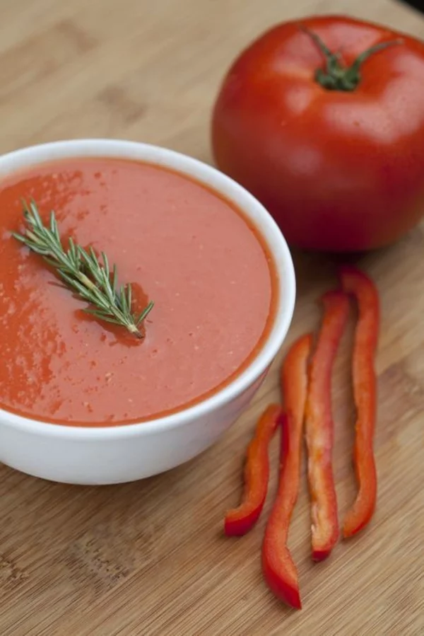 leichtes essen im sommer leichte suppe mit tomaten