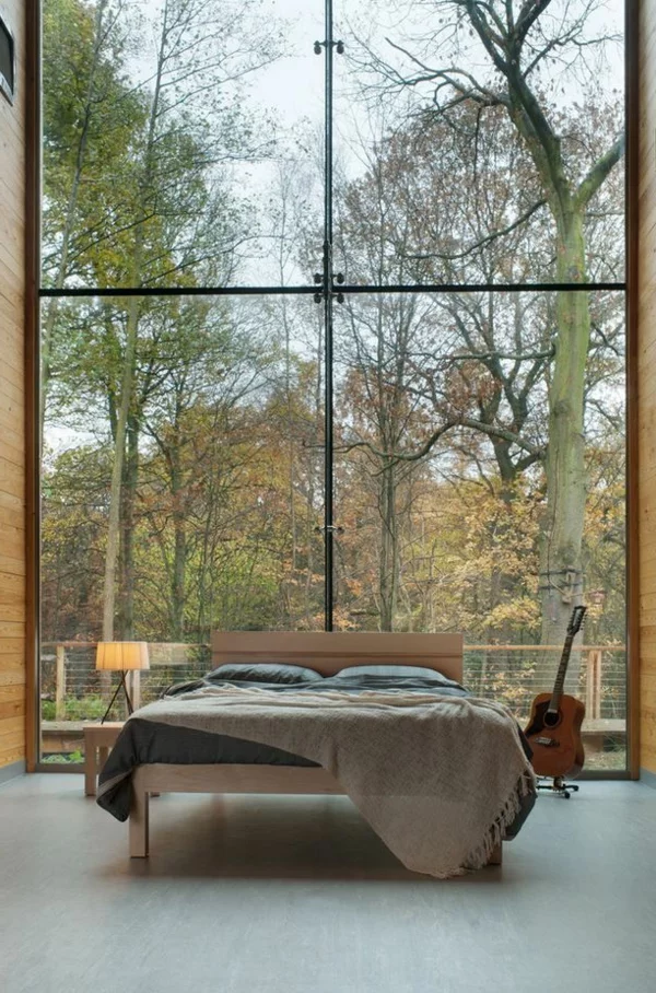 schlafzimmergestaltung schöne aussicht wald panoramafenster