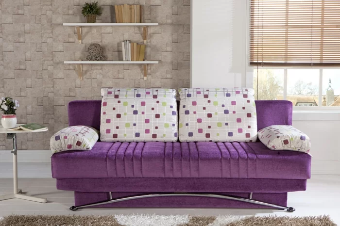 sofa kissen wohnzimmer dekoideen lila sofa offene regale