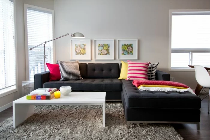 sofa kissen wohnzimmer dekokissen farbig dunkles sofa wißer couchtisch