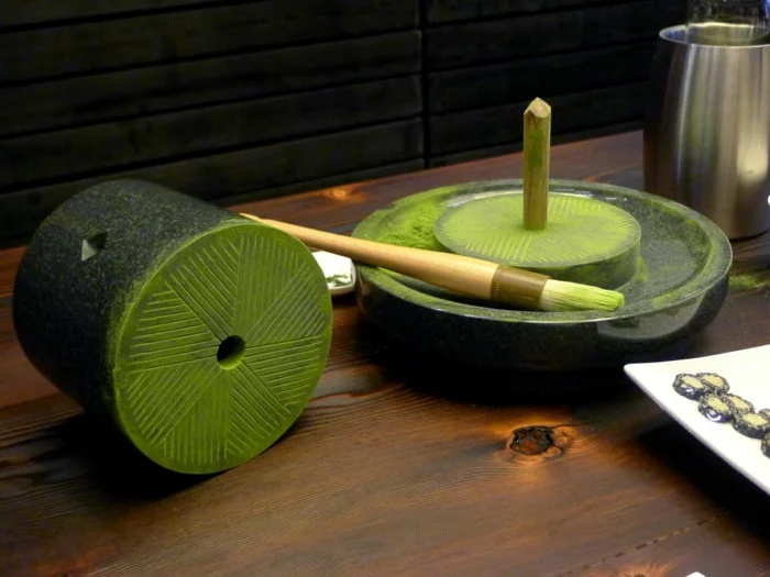grüner tee traditionelle japanische teemühle