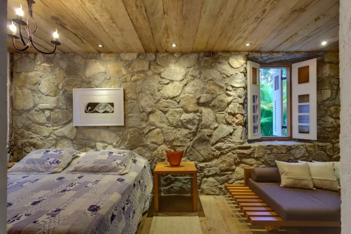 steinwand schlafzimmer gestalten coole wandgestaltung beistelltisch bild
