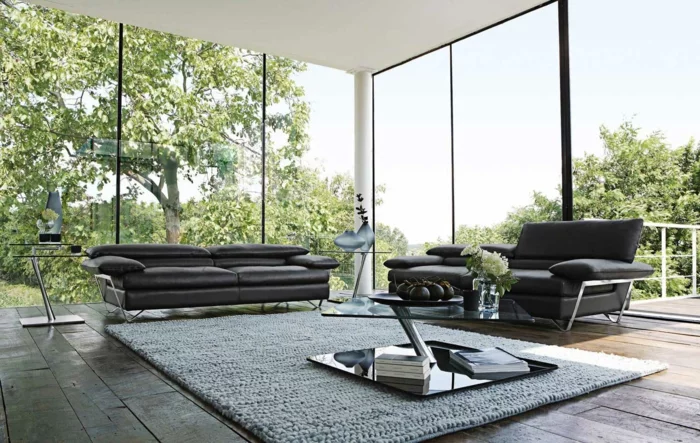 beistelltisch glas wohnzimmer ledersofa grauer teppich panoramafenster