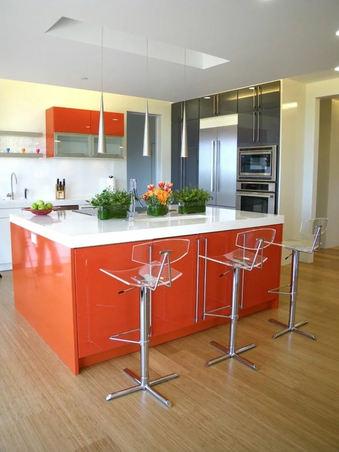 küchenstühle für die kücheninsel heller bodenbelag und orange möbel