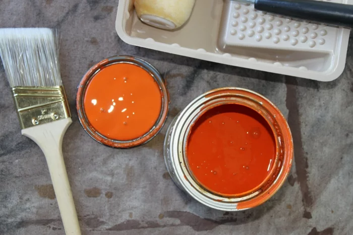 latexfarbe wandfarbe orange pinsel farbwalze