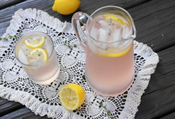 limonade-selber-machen-eiswürfel-lavendel