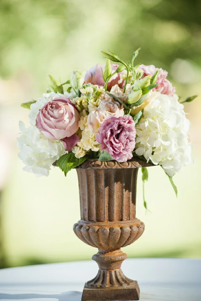 rosen deko antike vase weiße hortensien