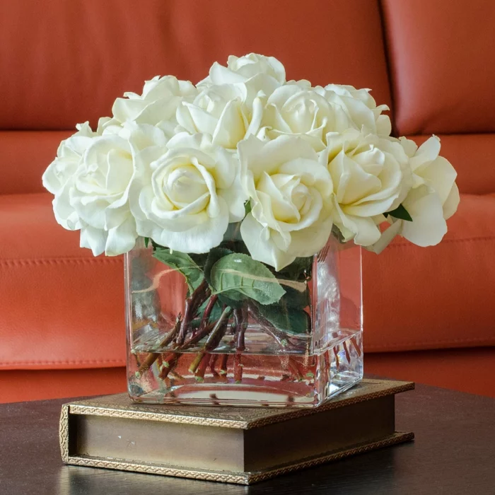 rosen deko glasvase weiße blüten