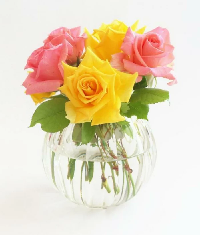 rosen deko rosa gelb schnittblumen glasvase