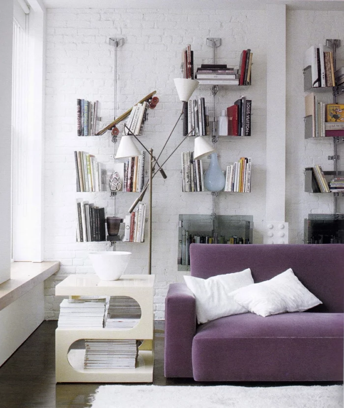 zimmergestaltung weiße ziegelwand wohnzimmer lila sofa