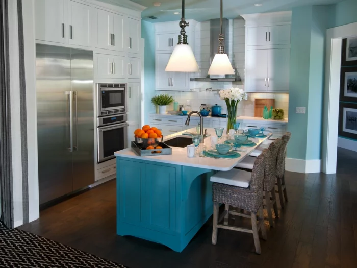 küche wandgestaltung blaue kücheninsel teppichläufer hellblaue wandfarbe
