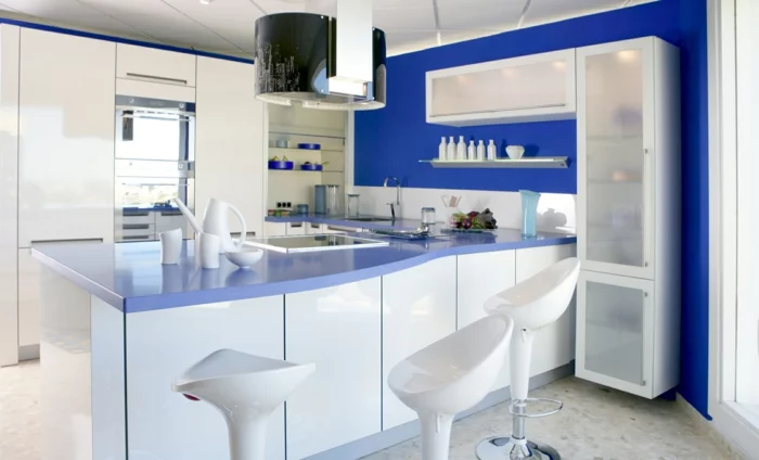 küche wandgestaltung ideen blaue wandfarbe weiße barhocker