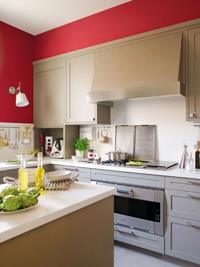 küche wandgestaltung rote wandfarbe weiße küchenschränke