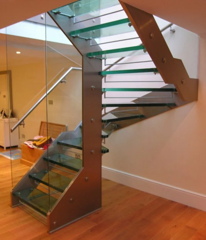 treppenhaus gestalten stabile treppenstufen glas stahl