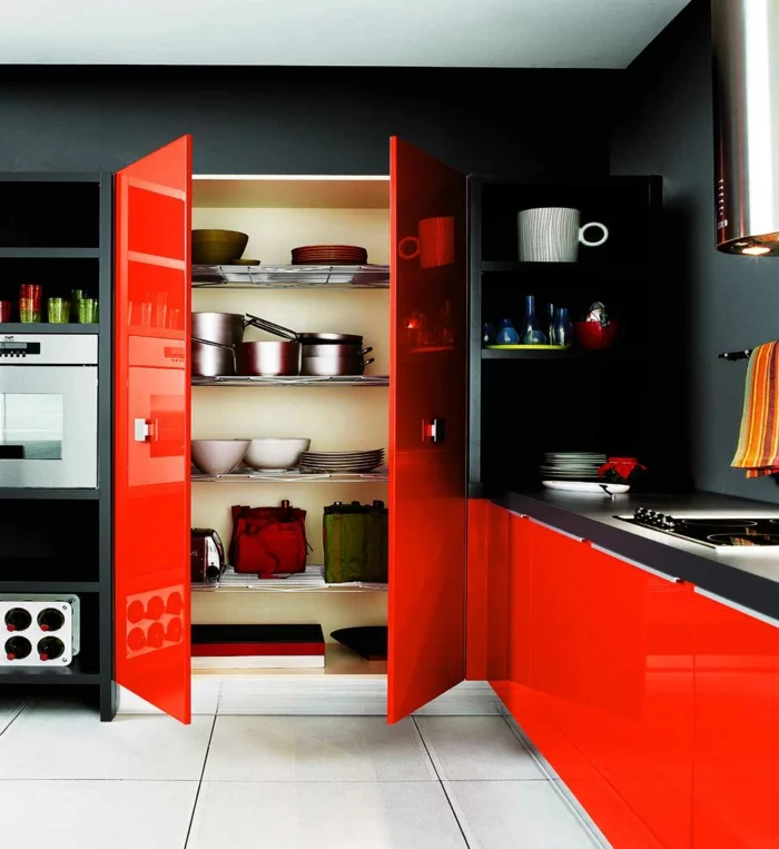 wandgestaltung ideen küche rote küchenschränke weiße bodenfliesen