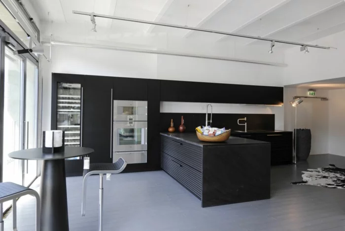 wandgestaltung ideen küche schwarze akzentwand kücheninsel fellteppich