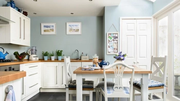 wandgestaltung küche hellblaue wände und weiße möbel